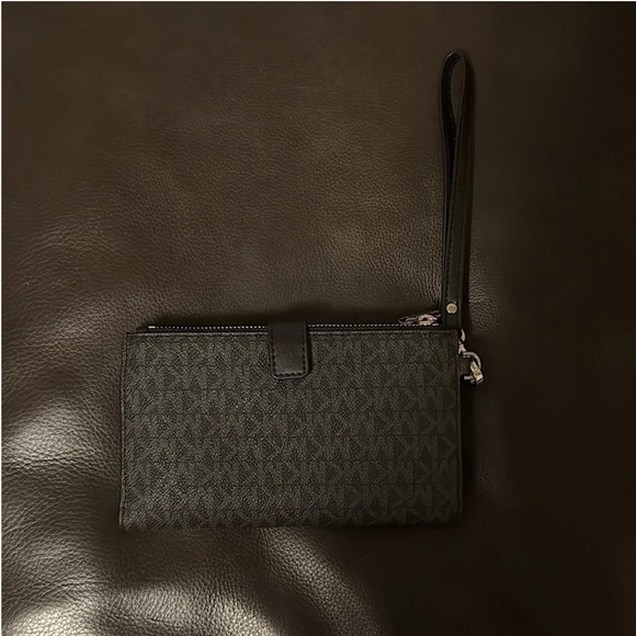 LEATHER TRAVEL WRISTLET - Picture 2 of 4